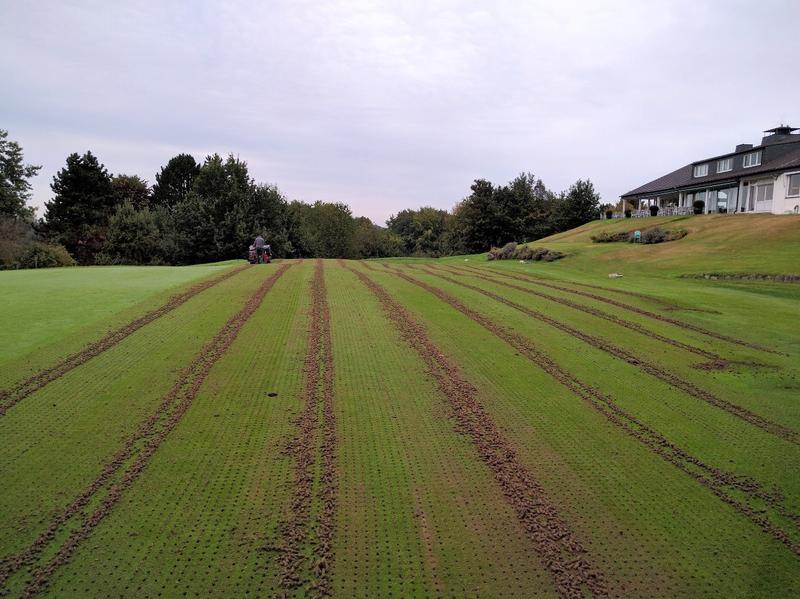 Integrierter Pflanzenschutz: Aerifizieren des Puttinggreens im Golf Club Hubbelrath
