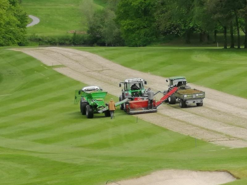 Bodenbearbeitung auf dem Fairway 18 Ostplatz