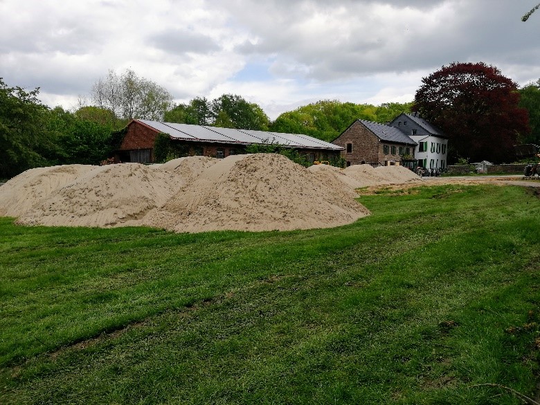 Zwischenlagerung einer Teilmenge des Drainage-Sandes