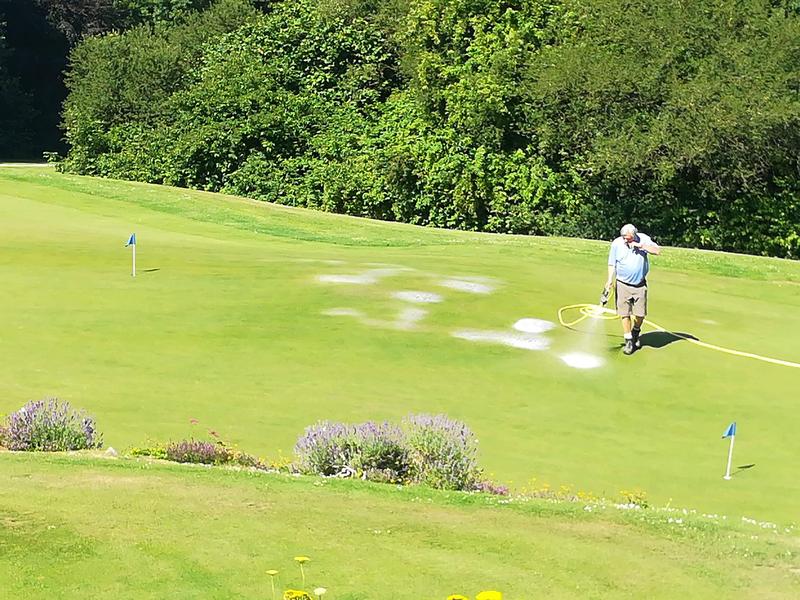 Ausbringung eines Benetzungsmittels auf dem Putting-Green
