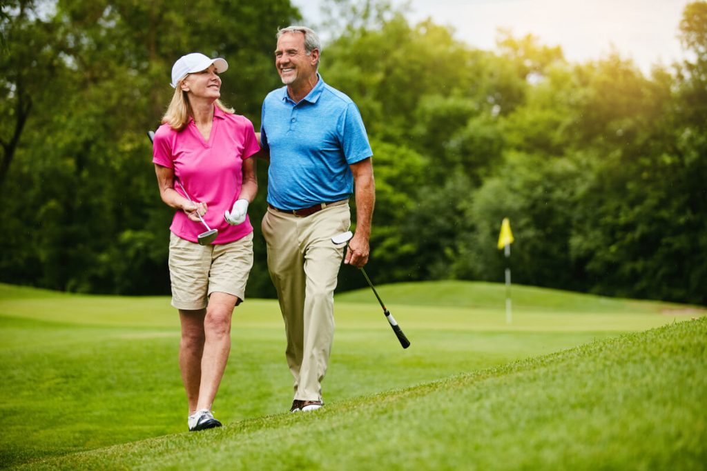 Pärchen beim Golf spielen