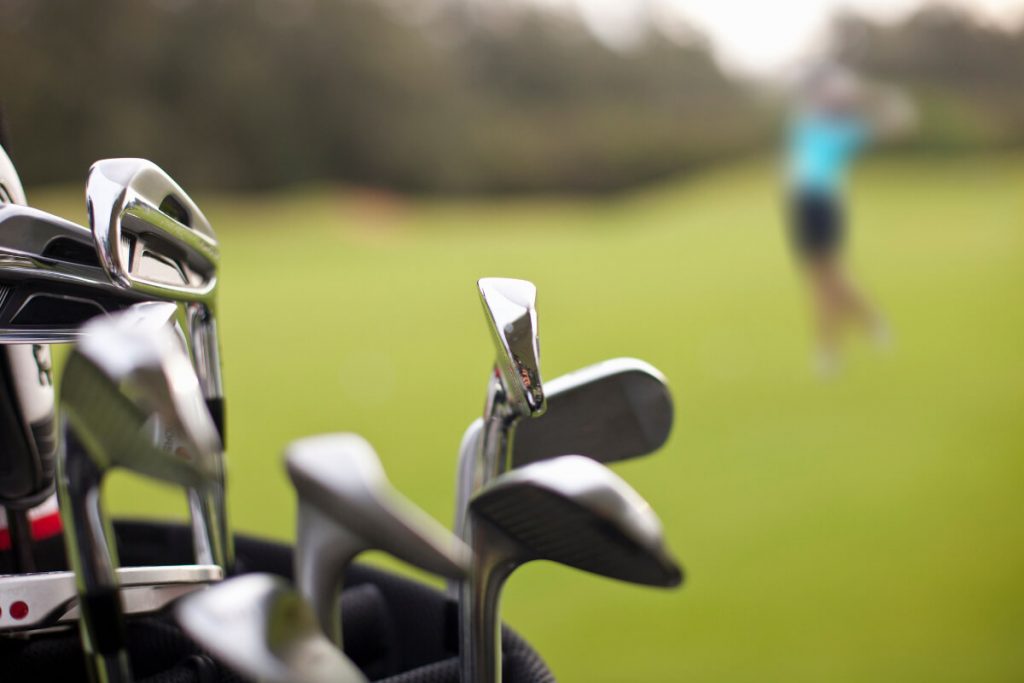 Nahaufnahme von Golfschlägern