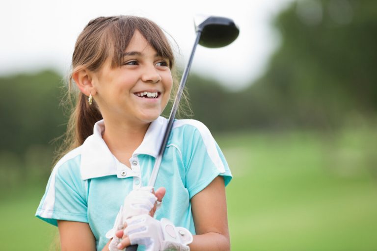 Mädchen mit Golfschläger