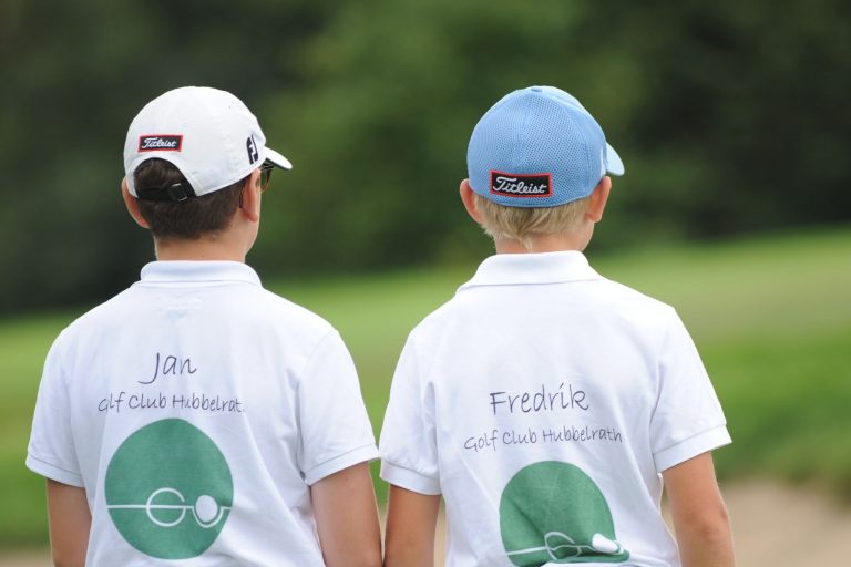 Zwei Kinder beim Golf Club Hubbelrath