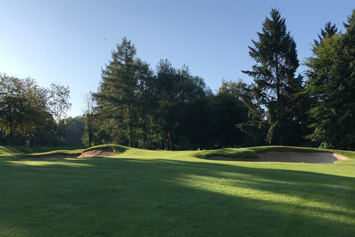 Aussicht auf zwei Bunker auf dem Golfplatz