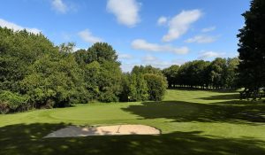 Blick auf Bunker und Fairway