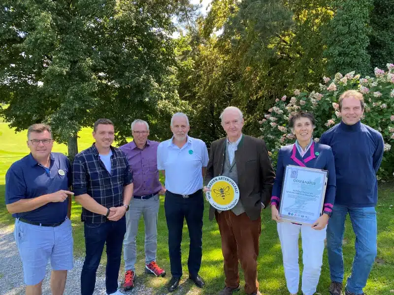 v.l.n.r.: Dr. Gunther Hardt (DGV-Auditor und G&N Fachberater), Andreas Schönekerl (Head Greenkeeper GCH), Thomas Pasch (Platz-Ausschuss), Bernhard Voß (Beratung Platzmanagement), Dr. Gerd W. Thörner (Ausschuss Natur & Umwelt und Ehrenmitglied GCH), Annette Berkenbusch (Vorstand Platz/Natur & Umwelt GCH), Dipl.- Geogr. Tobias Krause (Biodiversitätsbeauftragter der Stadt Düsseldorf); Foto: Axel Kupfer