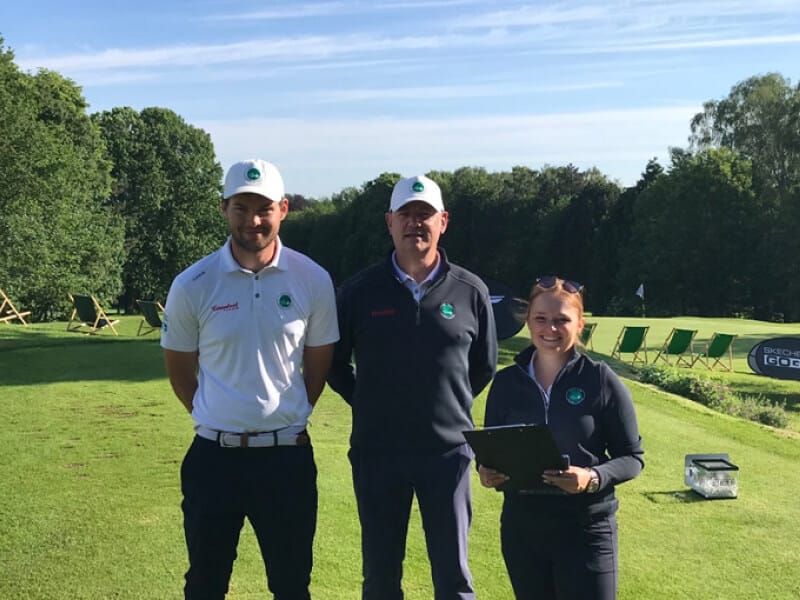 Spieler C. Hellwig, Betreuer R. Fettweis und Starterin M. Wetzel