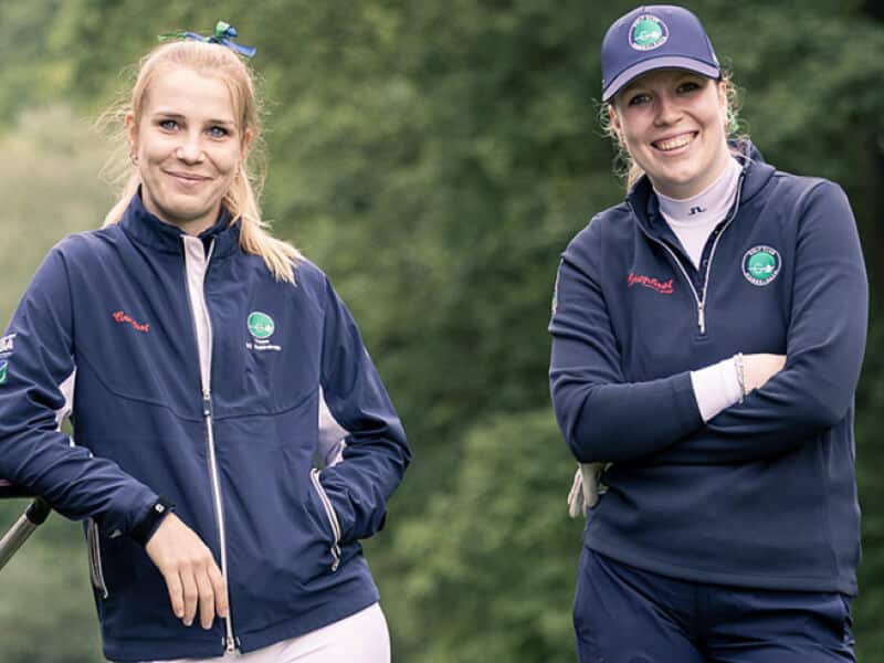 Kapitänin K. Rzepucha-Hlubek und Spielerin D. Henze
