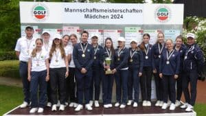 Die Mädchen der AK-18 Golf Club Hubbelrath mit Trainer Ian Holloway