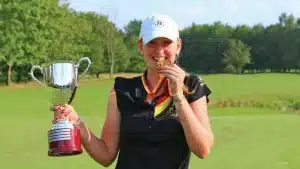 Antonia Steiner mit Pokal und Goldmedaille