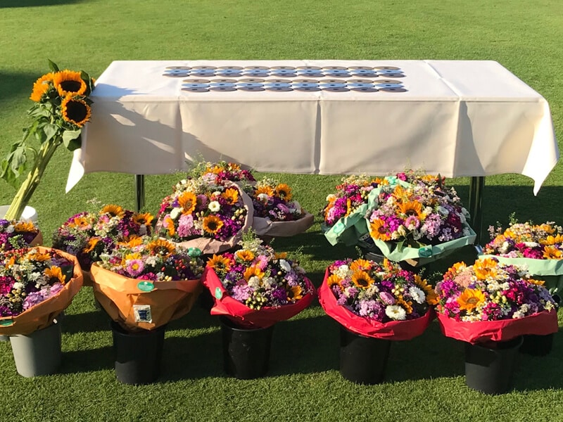 Medaillen für die Sieger, für die Damen zusätzlich Blumensträuße