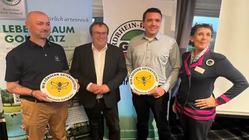Mirko Hoberg (Ass.-Headgreenkeeper), Minister Oliver Krischer, Andreas Schönekerl (Head-Greenkeeper) und Annette Berkenbusch (Vorstand Platz / Natur und Umwelt) mit der Auszeichnung für Artenvielfalt im Lebensraum Golfplatz des GC Hubbelrath