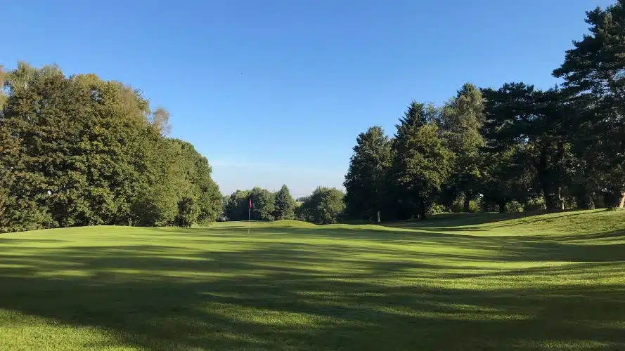 weiter Blick auf ein Fairway im Golf Club Hubbelrath