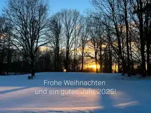 der Golfplatz im Schnee, bei Sonnenuntergang und winterlicher Baumlandschaft