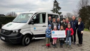 Schlüsselübergabe für den Club-Mannschaftsbus zwischen Herrn Dr. Huth und Herrn Vogelskamp, Geschäftsführer Brangs und Heinrich
